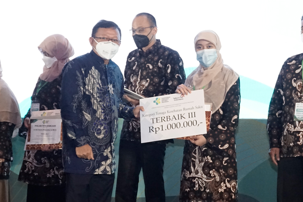 Tenaga Kesehatan RSUD dr. Mohamad Soewandhie Raih Penghargaan Tenaga Kesehatan Terbaik Indonesia